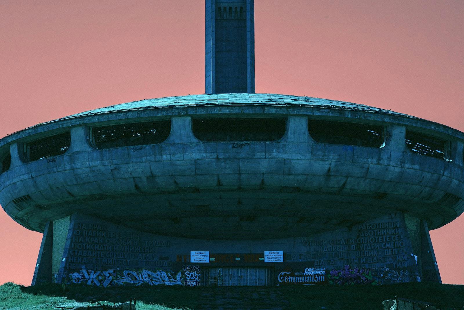 Create sci-fi vibrance meets historical monuments look - Facet.space